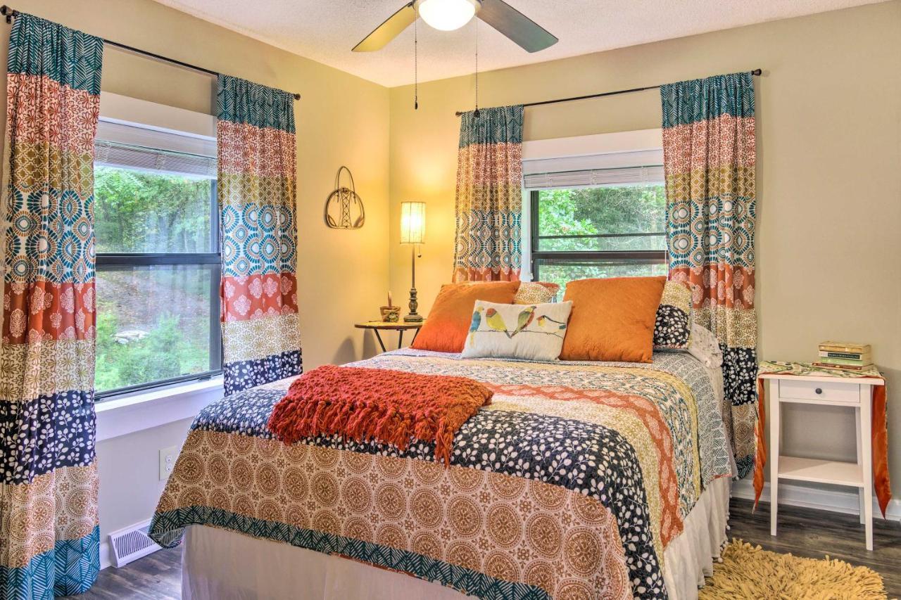 הנדרסונוויל Shaw Creek Cottage With Fire Pit And Forest Views מראה חיצוני תמונה